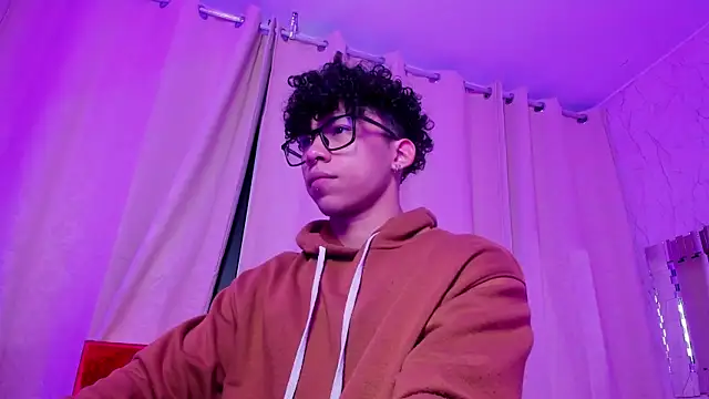 Snapshot of AkazaBoy_ chatting on December 18, 2025, 4:40 am AkazaBoy online show from December 18, 2025, 4:40 am