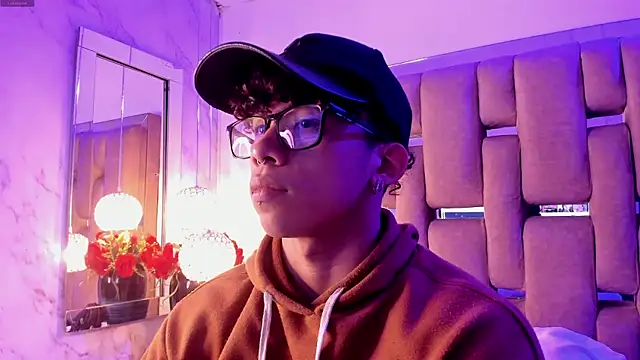 Snapshot of AkazaBoy_ chatting on December 20, 2025, 4:19 am AkazaBoy online show from December 20, 2025, 4:19 am