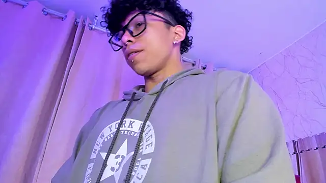 Snapshot of AkazaBoy_ chatting on December 21, 2025, 4:30 am AkazaBoy online show from December 21, 2025, 4:30 am