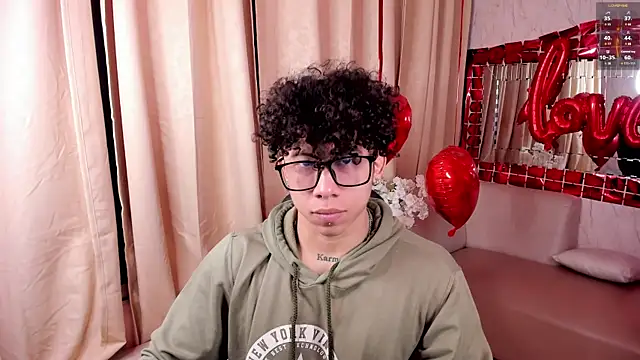 Snapshot of AkazaBoy_ chatting on February 18, 2026, 5:03 am AkazaBoy online show from February 18, 2026, 5:03 am