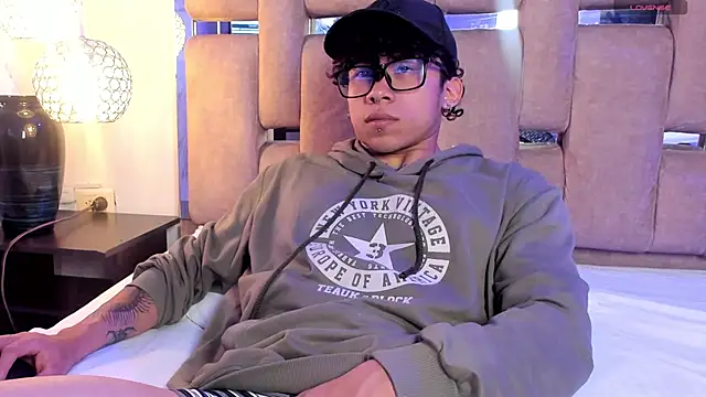 Snapshot of AkazaBoy_ chatting on February 23, 2026, 4:32 am AkazaBoy online show from February 23, 2026, 4:32 am