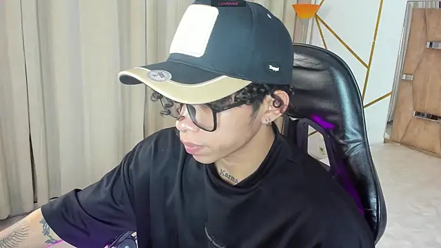Snapshot of AkazaBoy_ chatting on May 6, 2026, 5:35 am AkazaBoy online show from May 6, 2026, 5:35 am