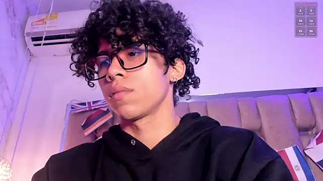 Snapshot of AkazaBoy_ chatting on July 1, 2026, 8:52 pm AkazaBoy online show from July 1, 2026, 8:52 pm
