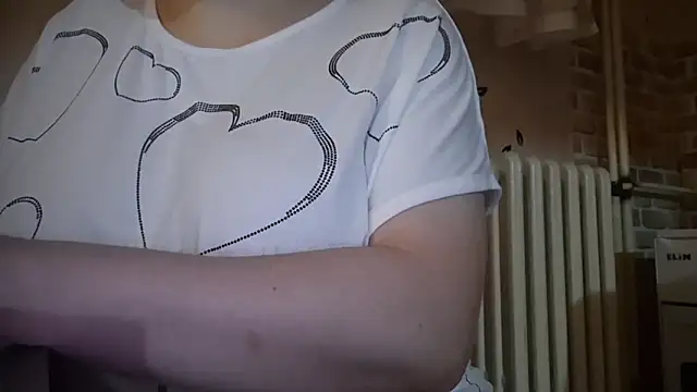 Snapshot of AalinnaK chatting on December 1, 2025, 6:35 pm AalinnaK online show from December 1, 2025, 6:35 pm