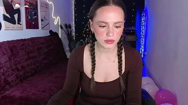 Snapshot of Emillias chatting on December 19, 2025, 7:59 am Emillias online show from December 19, 2025, 7:59 am