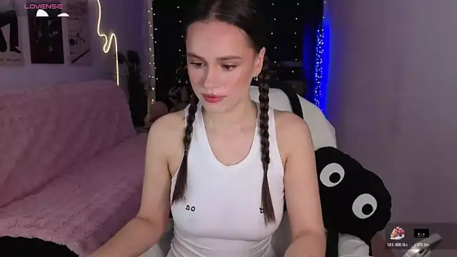 Snapshot of Emillias chatting on December 23, 2025, 8:01 am Emillias online show from December 23, 2025, 8:01 am