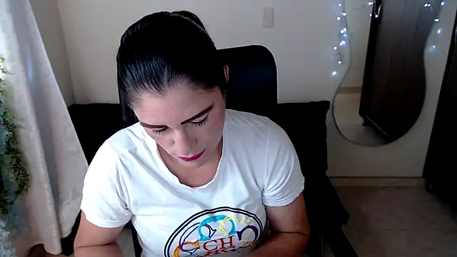 Snapshot of LUCY_LI chatting on December 6, 2024, 12:27 pm LUCY LI online show from December 6, 2024, 12:27 pm