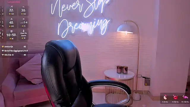 MaddisonLowe online show from March 15, 2025, 9:41 am