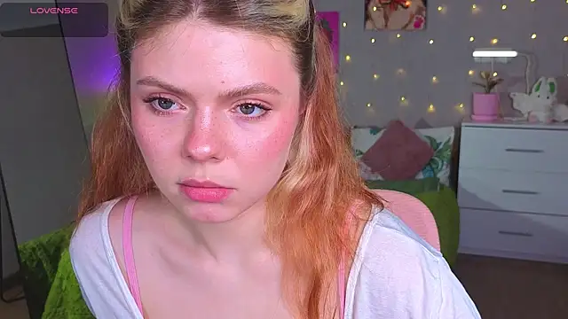 Snapshot of Red__Candy chatting on May 15, 2026, 2:13 pm Red Candy online show from May 15, 2026, 2:13 pm