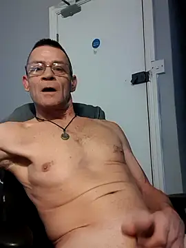 longlover-69 online show from December 2, 2025, 6:47 pm