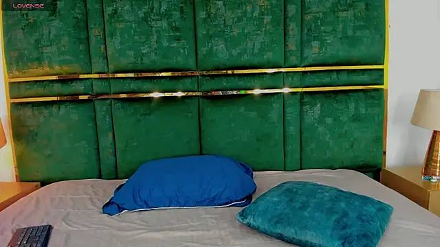 Latrellx7 online show from January 23, 2025, 3:32 pm