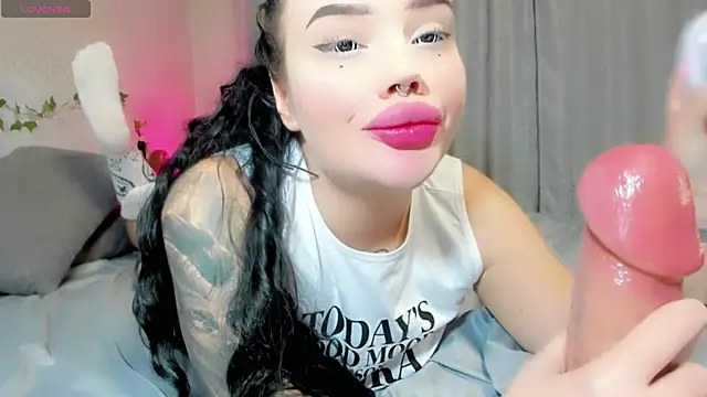 Snapshot of Aira_vi chatting on October 13, 2025, 2:06 pm Aira vi online show from October 13, 2025, 2:06 pm