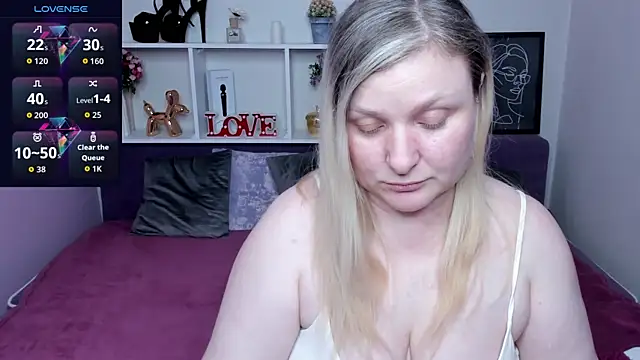 AnnaXCherri online show from November 25, 2025, 4:12 am