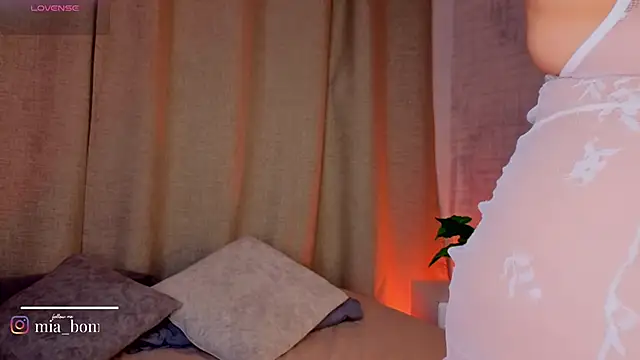 Snapshot of mia_bonneett chatting on April 4, 2026, 4:44 am mia bonneett online show from April 4, 2026, 4:44 am