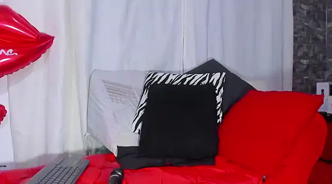 Xiomara-Suarez online show from February 25, 2025, 6:31 pm