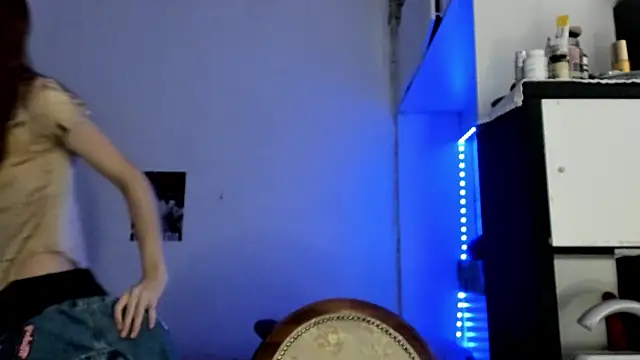 Snapshot of LisaIcon chatting on October 19, 2025, 10:05 am LisaIcon online show from October 19, 2025, 10:05 am