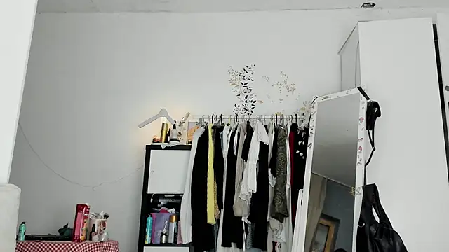 Snapshot of LisaIcon chatting on December 17, 2025, 8:04 pm LisaIcon online show from December 17, 2025, 8:04 pm