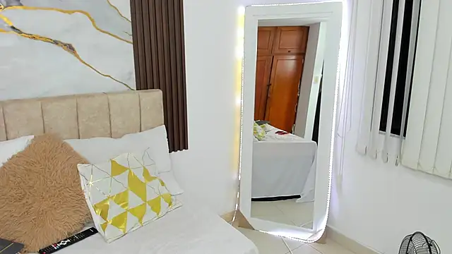 cristalwalker   online show from April 5, 2026, 10:45 am