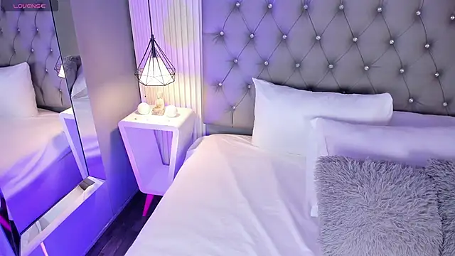 Snapshot of VioletthaRous chatting on February 18, 2026, 10:39 pm VioletthaRous online show from February 18, 2026, 10:39 pm