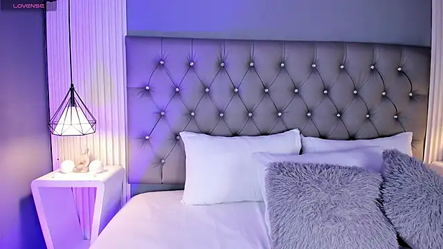 Snapshot of VioletthaRous chatting on February 21, 2026, 10:44 pm VioletthaRous online show from February 21, 2026, 10:44 pm