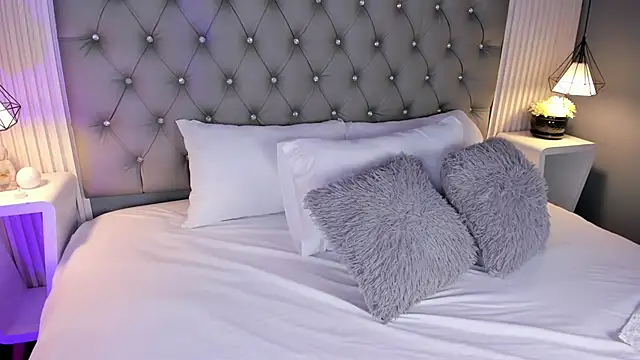 Snapshot of VioletthaRous chatting on February 24, 2026, 10:41 pm VioletthaRous online show from February 24, 2026, 10:41 pm