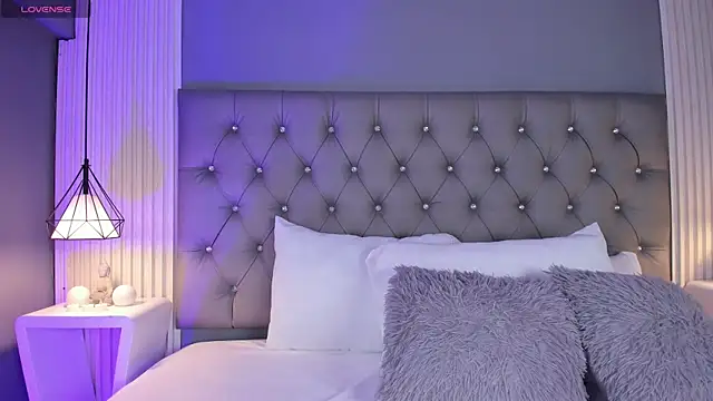 Snapshot of VioletthaRous chatting on February 26, 2026, 10:42 pm VioletthaRous online show from February 26, 2026, 10:42 pm