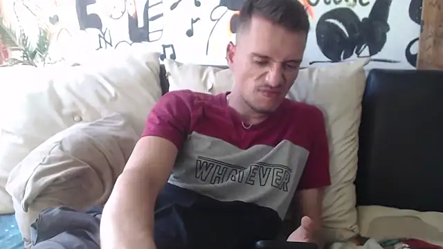 roystonee01 online show from November 1, 2025, 7:27 pm