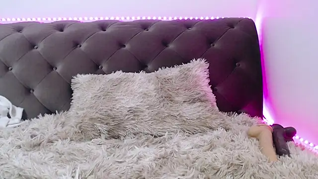 TiffanyPeretz online show from February 5, 2025, 8:57 pm