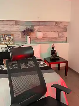 Alisha-Bond online show from January 29, 2025, 11:35 pm