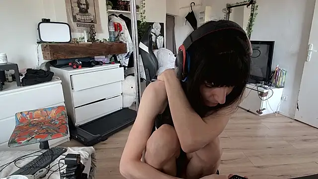 Snapshot of CeriseLapine chatting on October 31, 2025, 11:22 am CeriseLapine online show from October 31, 2025, 11:22 am