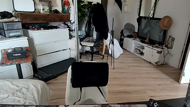 Snapshot of CeriseLapine chatting on November 11, 2025, 1:44 pm CeriseLapine online show from November 11, 2025, 1:44 pm