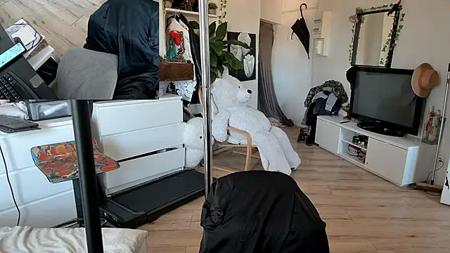 Snapshot of CeriseLapine chatting on November 18, 2025, 12:53 pm CeriseLapine online show from November 18, 2025, 12:53 pm