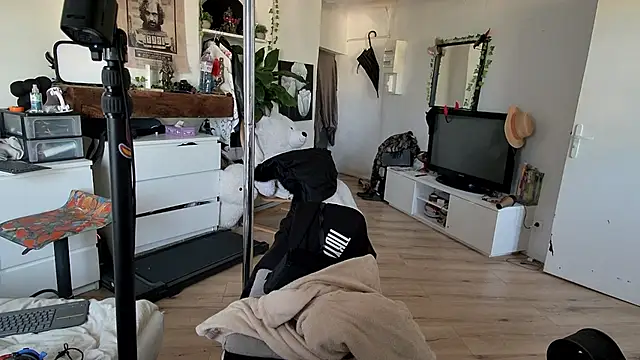 Snapshot of CeriseLapine chatting on November 20, 2025, 2:50 pm CeriseLapine online show from November 20, 2025, 2:50 pm