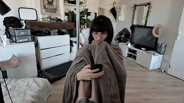 Snapshot of CeriseLapine chatting on December 17, 2025, 10:54 am CeriseLapine online show from December 17, 2025, 10:54 am