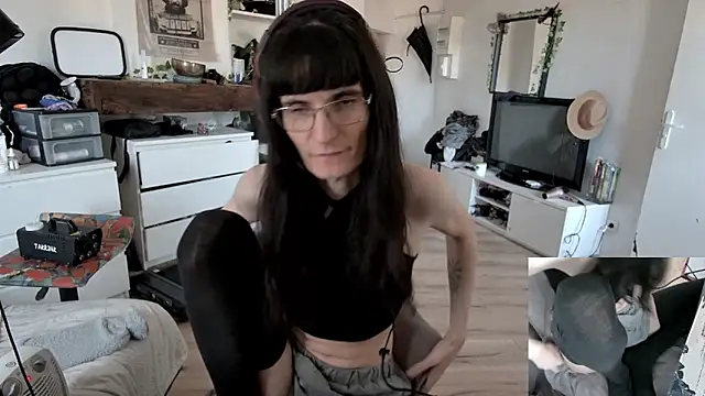 Snapshot of CeriseLapine chatting on December 18, 2025, 9:48 am CeriseLapine online show from December 18, 2025, 9:48 am