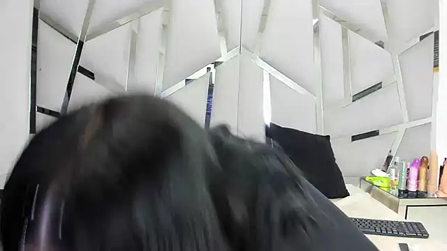 Criistaal  online show from February 3, 2026, 5:16 am