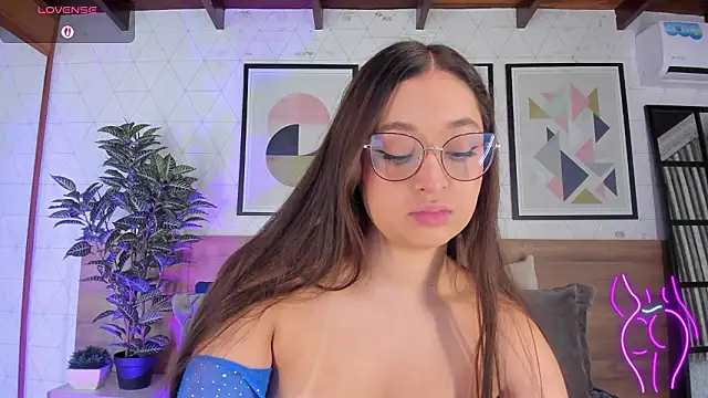 Snapshot of MiaKay1 chatting on February 6, 2026, 3:33 am MiaKay1 online show from February 6, 2026, 3:33 am