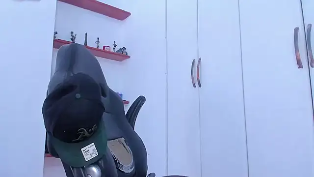 Jonryder  online show from December 18, 2025, 4:35 pm