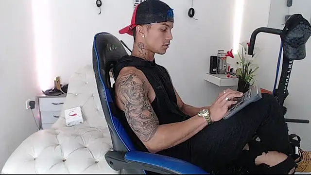 Snapshot of Leonard_Price chatting on March 6, 2025, 12:52 pm Leonard Price online show from March 6, 2025, 12:52 pm