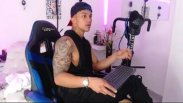 Snapshot of Leonard_Price chatting on March 14, 2025, 2:20 am Leonard Price online show from March 14, 2025, 2:20 am