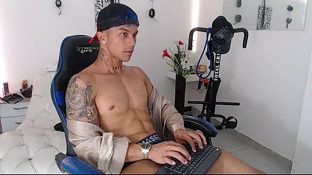 Snapshot of Leonard_Price chatting on March 17, 2025, 5:45 am Leonard Price online show from March 17, 2025, 5:45 am