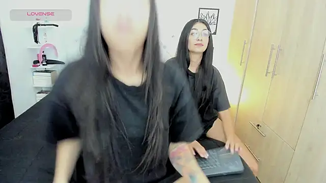 Snapshot of Annie-Hank chatting on December 21, 2024, 1:47 am Annie-Hank online show from December 21, 2024, 1:47 am