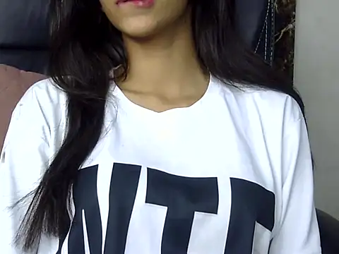 MAAYRA 09 online show from March 12, 2025, 9:24 pm