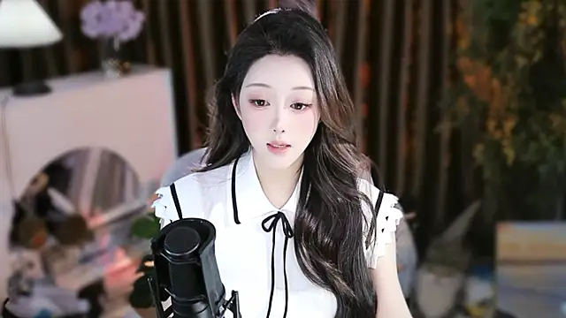 Arwyn-rr online show from November 10, 2025, 9:08 am