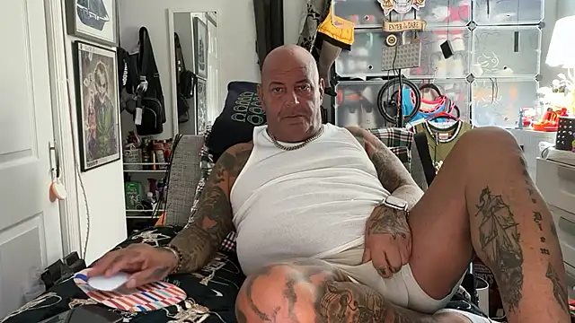 Snapshot of joeytatts66 chatting on October 26, 2025, 1:44 am joeytatts66 online show from October 26, 2025, 1:44 am