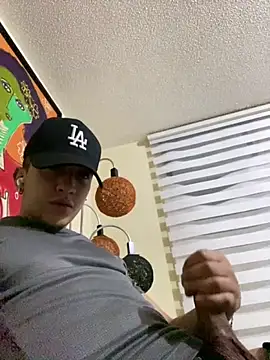 kmilo2405 online show from March 24, 2026, 4:39 am