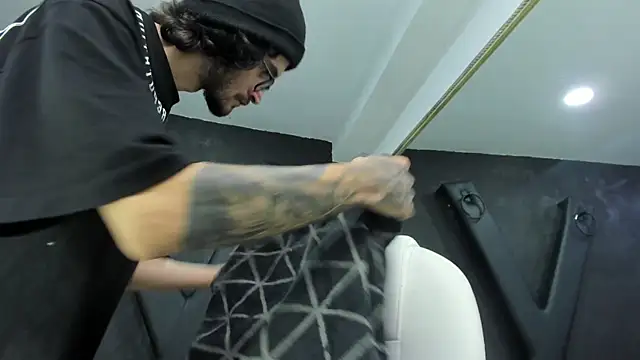 Loggan donnelly online show from March 20, 2025, 11:12 pm