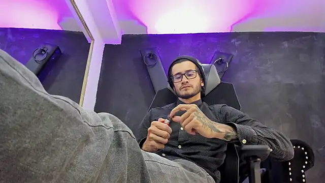 Loggan donnelly online show from October 8, 2025, 9:01 pm