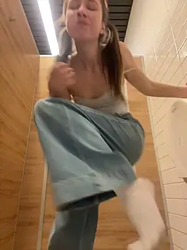 Snapshot of Lia__Love chatting on December 15, 2024, 5:31 pm Lia Love online show from December 15, 2024, 5:31 pm