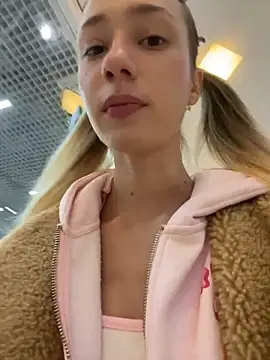 Snapshot of Lia__Love chatting on November 12, 2025, 12:05 pm Lia Love online show from November 12, 2025, 12:05 pm